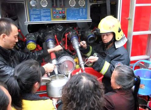 消防隊(duì)給西固蘭玻西社區(qū)居民送來(lái)水，市民排隊(duì)取水